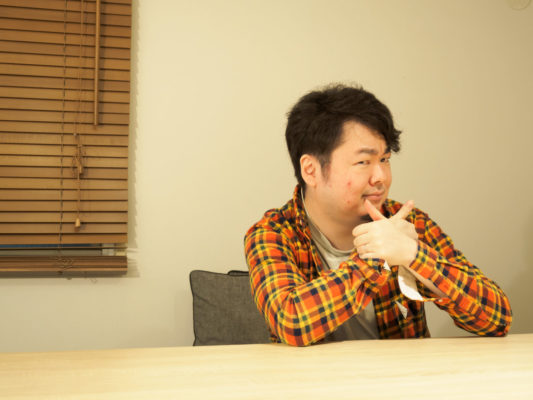 Yamajet 用双手比划说明